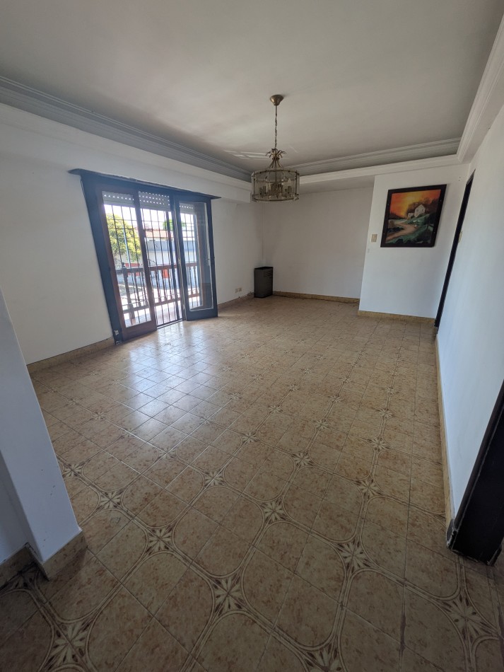 **INMUEBLE EN BLOCK EN VENTA - LOCAL COMERCIAL A LA CALLE + VIVIENDA EN PLANTA ALTA EN BARRIO LOURDES**