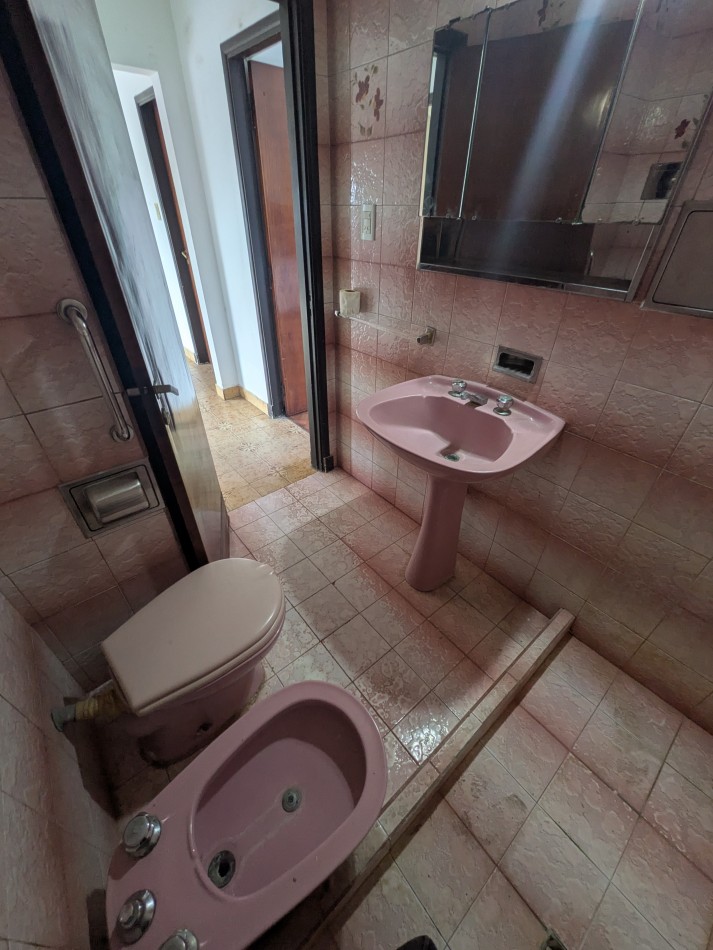 **INMUEBLE EN BLOCK EN VENTA - LOCAL COMERCIAL A LA CALLE + VIVIENDA EN PLANTA ALTA EN BARRIO LOURDES**