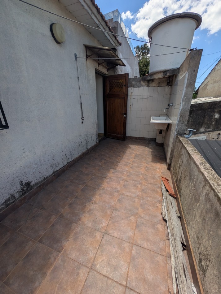 **INMUEBLE EN BLOCK EN VENTA - LOCAL COMERCIAL A LA CALLE + VIVIENDA EN PLANTA ALTA EN BARRIO LOURDES**