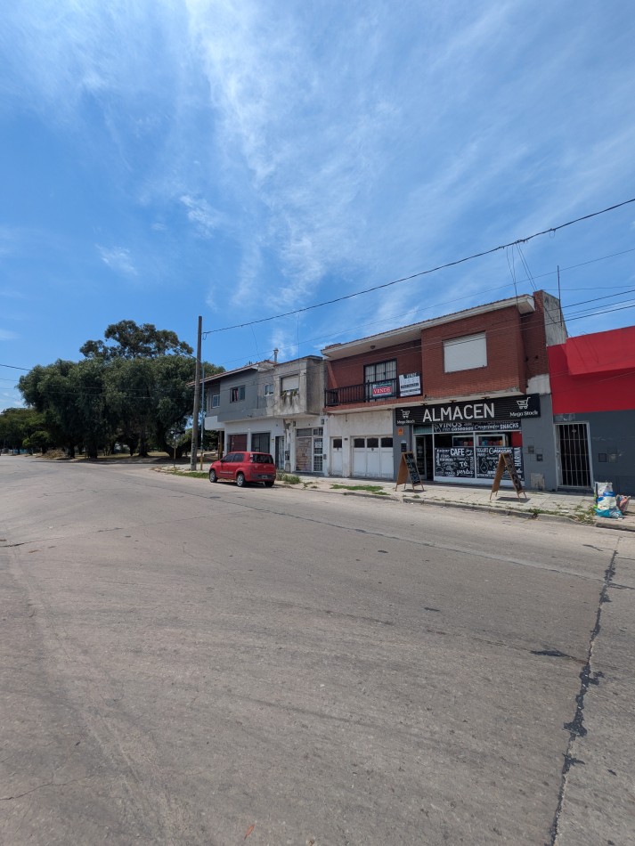 **INMUEBLE EN BLOCK EN VENTA - LOCAL COMERCIAL A LA CALLE + VIVIENDA EN PLANTA ALTA EN BARRIO LOURDES**