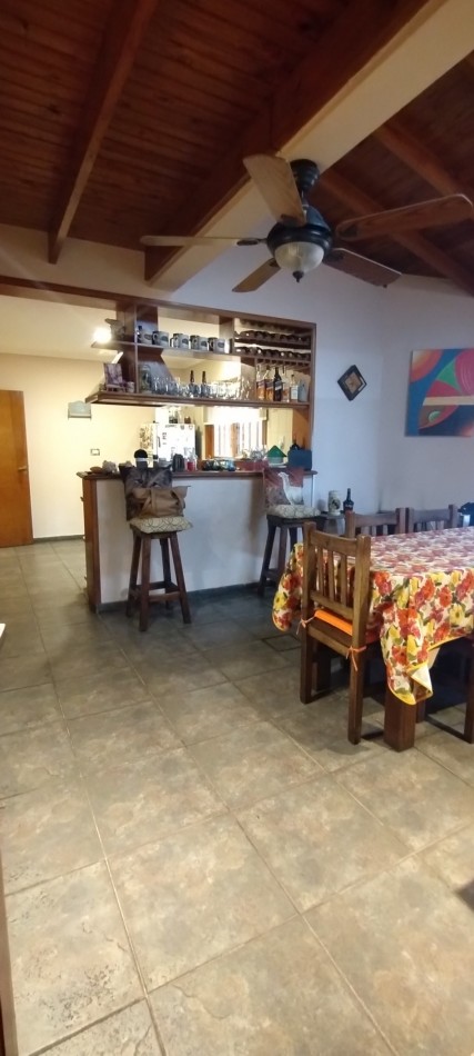 **GRAN CHALET CONFORTABLE ¡APTO CREDITO! SOBRE DOS TERRENOS EN COLINAS DE PERALTA RAMOS**